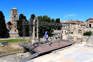 Scène et mur de scène avec vue sur le clocher de la cathédrale Saint-Trophime