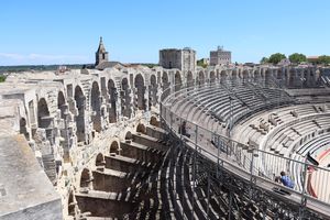 Sur la tour : clocher de l'église Notre-Dame-de-la-Major à l'horizon