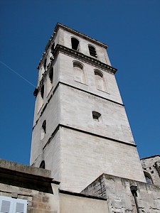 Clocher de l'église Saint-Agricol (en contre-plongée)