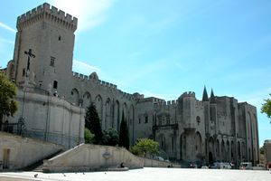 Face au palais des Papes