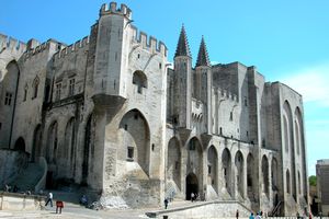 Devant le Palais des Papes