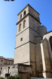 Clocher de l'église Saint-Agricol (en contre-plongée)