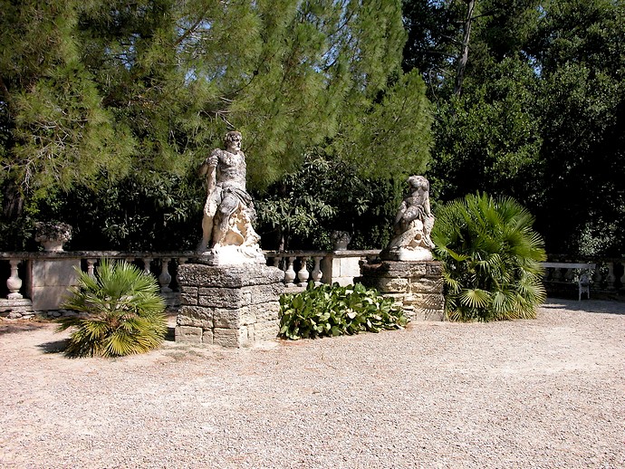 Barbentane (Bouches-du-Rhône) - Statues devant le jardin