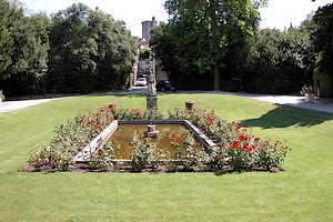 Jardin à l'entrée du Château