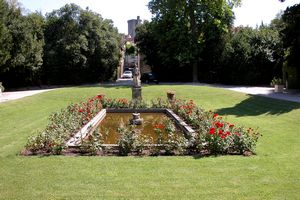 Jardin à l'entrée du Château