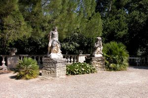 Statues devant le jardin