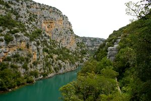Dans les hauteurs du canal avec vue sur le rocher