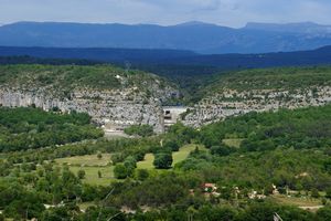 Zoom sur le barrage de Quinson