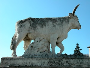 Une statue de taureau