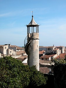 Tour située au pied du château