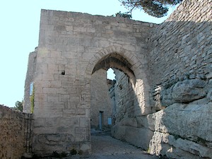 Porte dans les hauteurs du village