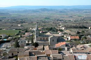 Vue sur l'église neuve et en direction de Gordes