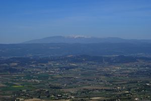 Le Mont Ventoux à l'horizon