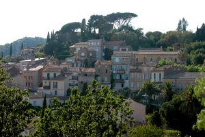 En contrebas du village