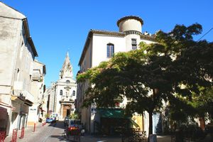 Place Julien Rigaud et aperçu de l'église Saint Andéol