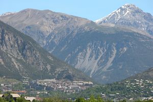 La ville au pied d'un des massifs alpins