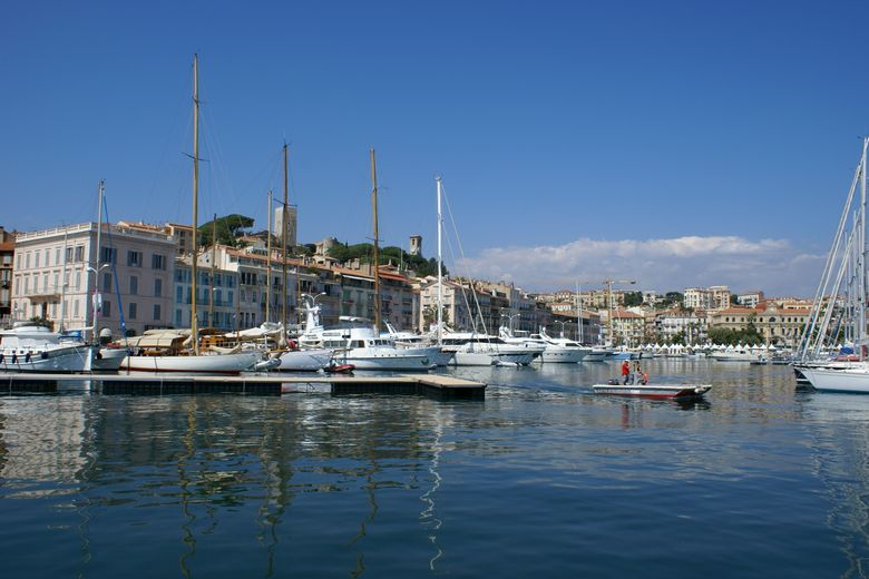 Cannes - Vieux-Port avec vue en direction du Suquet (Alpes-Maritimes)