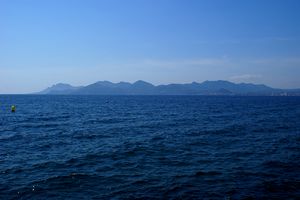 Massif de l’Esterel à l’horizon