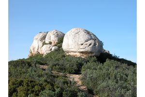 Rocher en retrait des terres
