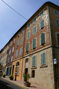 Maisons avec murs en tuiles
