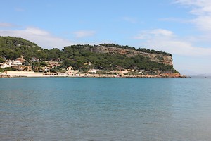 Un rocher à l'horizon