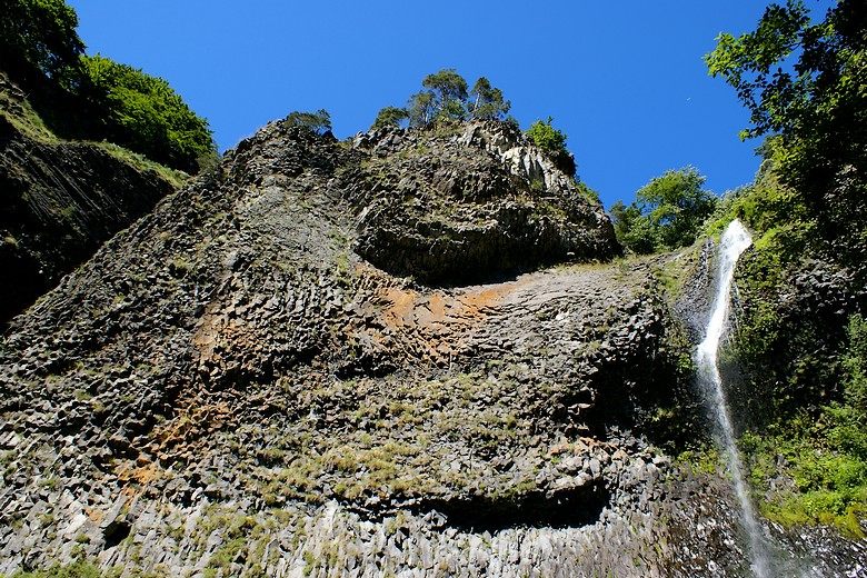 Rocher entre la cascade principale et la cascade annexe