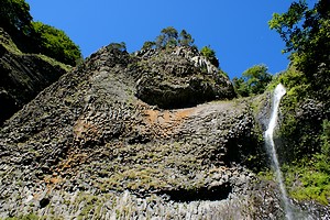 Rocher entre la cascade principale et la cascade annexe