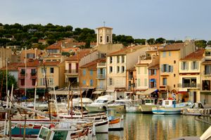 La ville et son port de plaisance