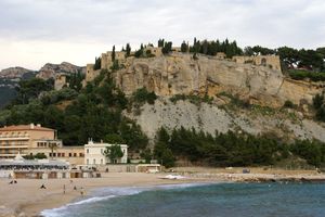 La plage au pied du château de Cassis