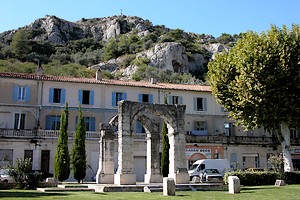 L'Arc Romain avec vue sur la Colline Saint-Jacques