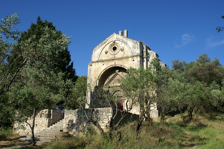 Chapelle Saint-Gabriel (Bouches-du-Rhône) - Au pied du monument