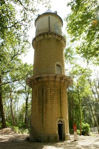Une tour face au bâtiment