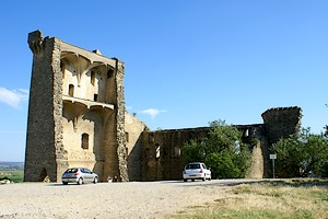 Derrière la forteresse
