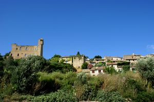 Au pied du village et de la Forteresse Papale