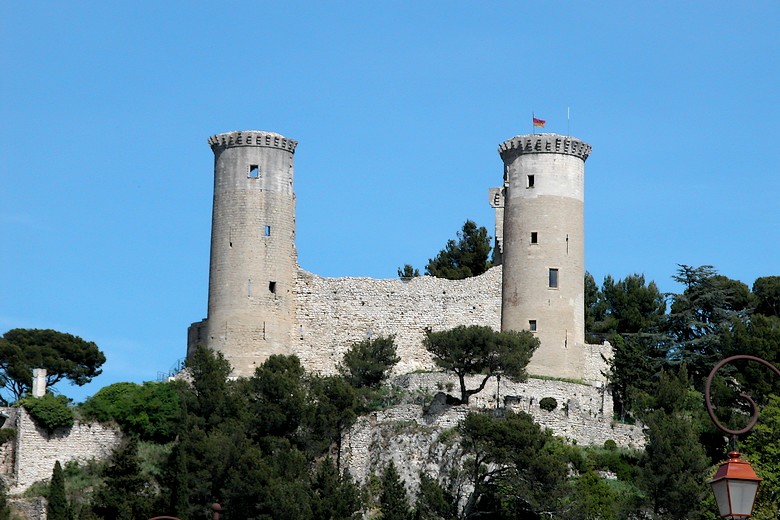 Châteaurenard (Bouches-du-Rhône) - Le château à l'horizon