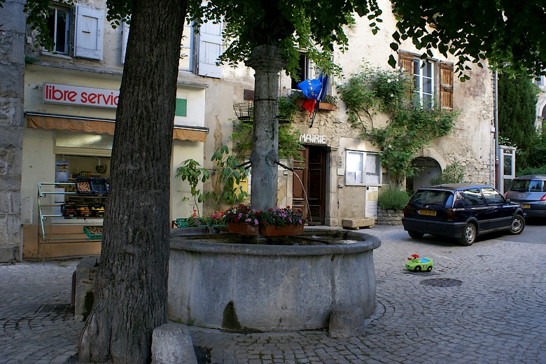Châtillon-en-Diois (Drôme) - Fontaine au pied de la tour de l'horloge