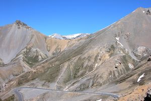 Montagnes dominant le col