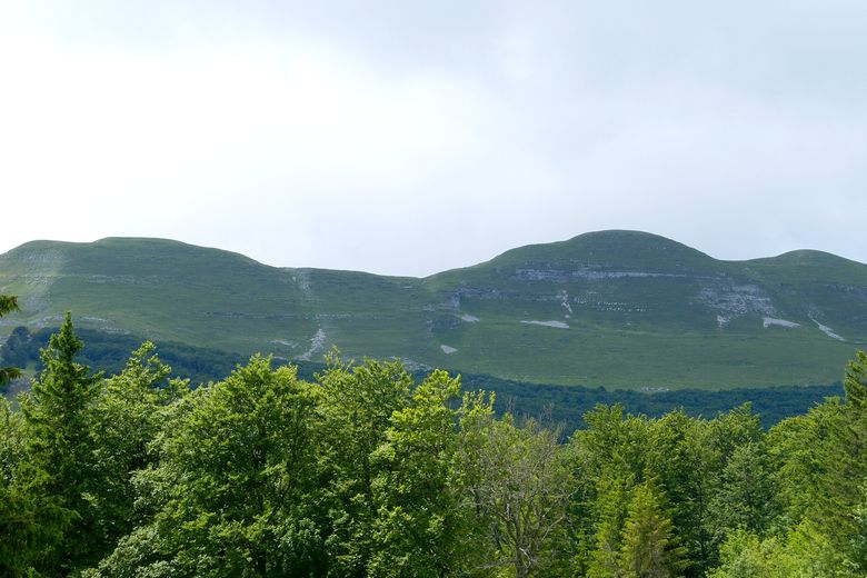 (1) - Massif montagneux du Vercors avant l'arrivée à la descente du col