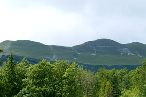 Massif montagneux du Vercors avant l'arrivée à la descente du col