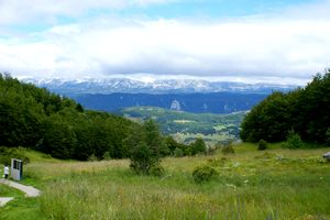 Mémorial (à gauche) des maquisards du Vercors durant la seconde guerre mondiale
