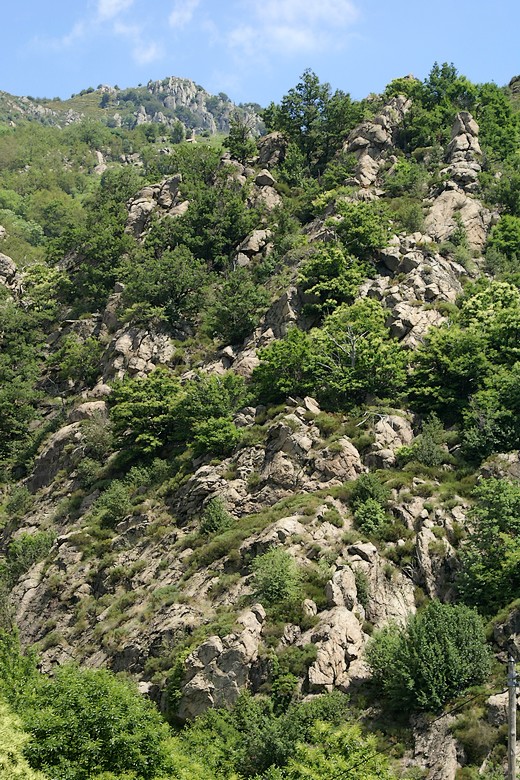 Col de la Croix-de-Bauzon (Ardèche) - Au pied de rochers
