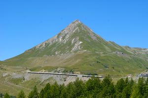 Un sommet dominant le col