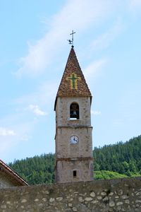 Zoom sur le clocher de l'église Saint-Martin et Chapelle Notre Dame des Grâces
