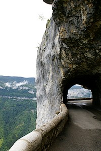 Un des petit tunnels creusés dans de la roche calcaire
