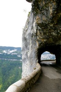 Un des petit tunnels creusés dans de la roche calcaire