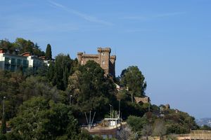 Zoom sur le château des Mineurs à la Napoule