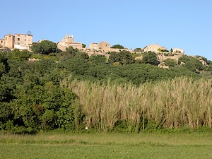Au pied du village