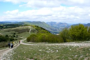 On quitte le jas des Agneaux avec vue sur la crête de la Faye à l'horizon