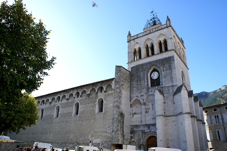 Die (Drôme) - Cathédrale à partir de la place de la République
