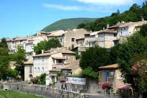 Un quartier de la ville suplombant la rivière du Jabron